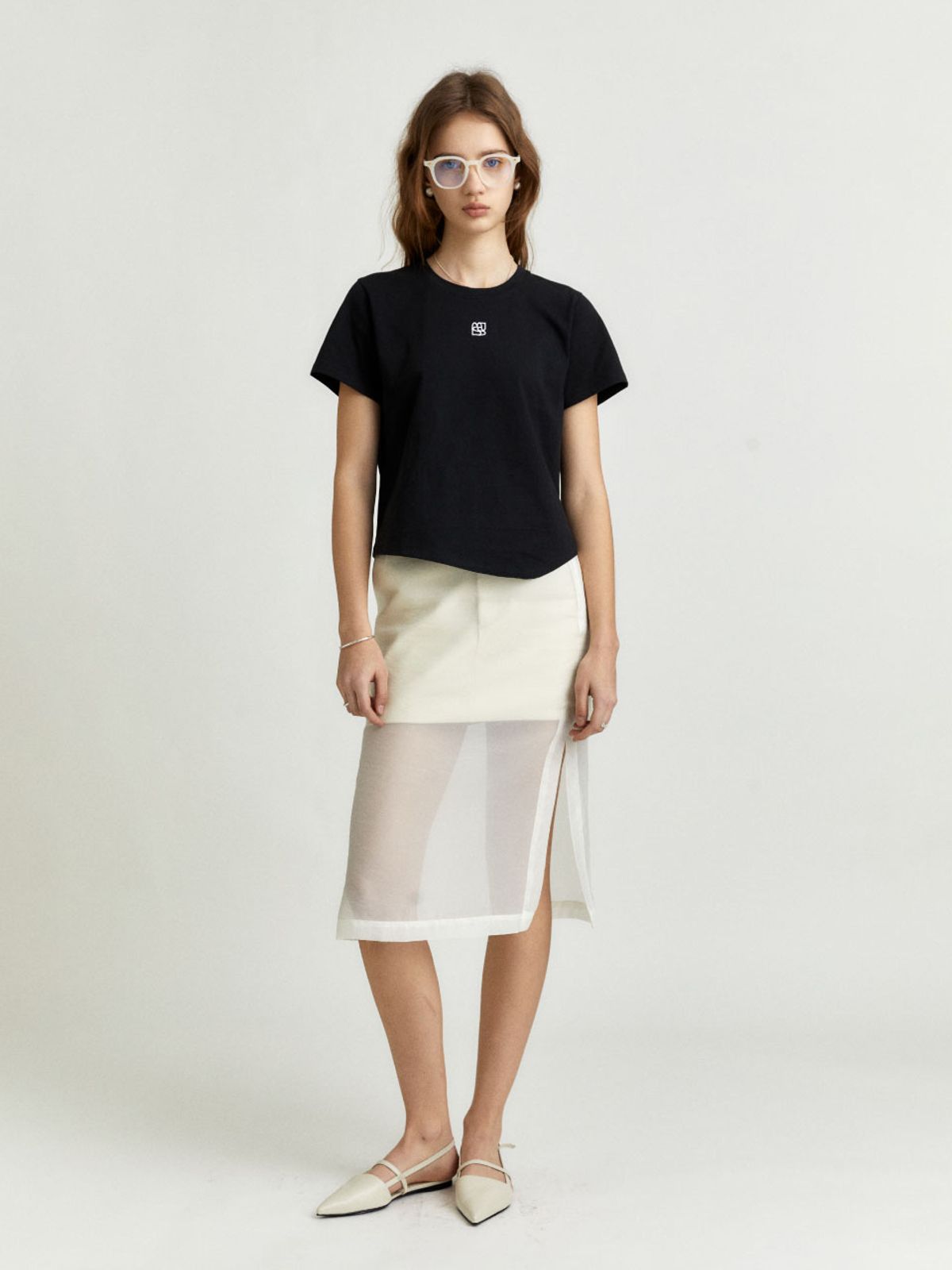 뮤제(MUSEE) KALO Embroidered Unbalanced Hem T-shirt_Black