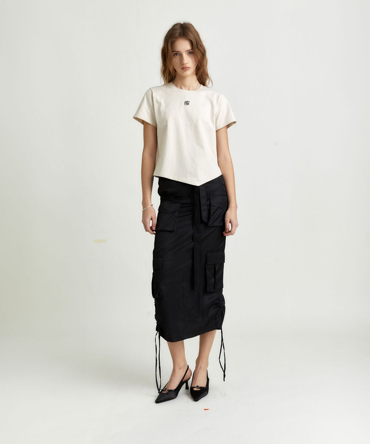 뮤제(MUSEE) KALO Embroidered Unbalanced Hem T-shirt_Beige
