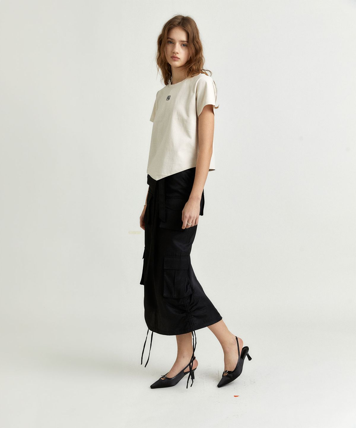 뮤제(MUSEE) KALO Embroidered Unbalanced Hem T-shirt_Beige