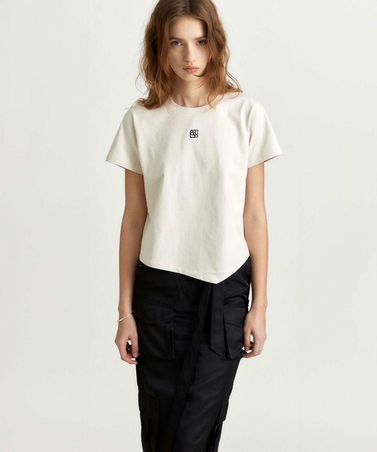 뮤제(MUSEE) KALO Embroidered Unbalanced Hem T-shirt_Beige