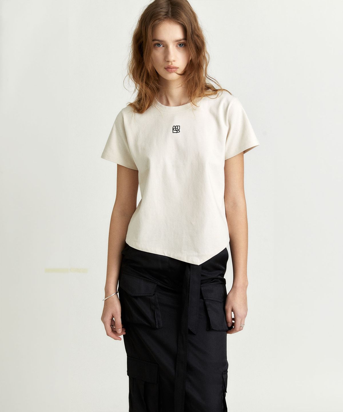 뮤제(MUSEE) KALO Embroidered Unbalanced Hem T-shirt_Beige