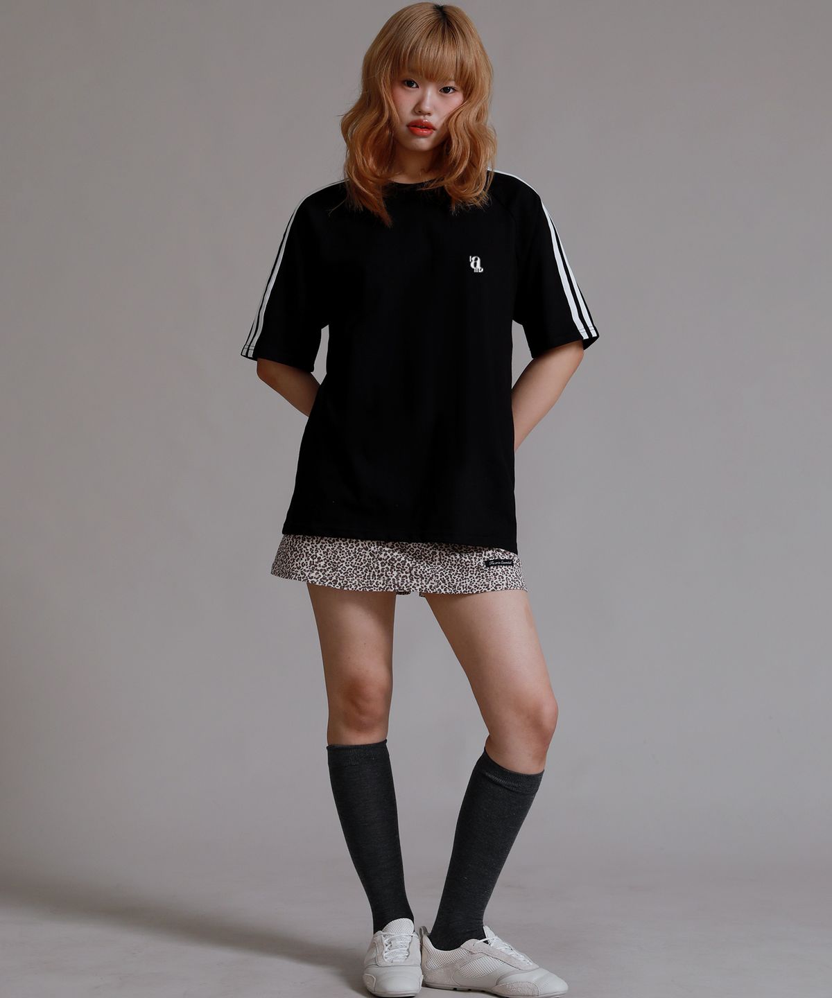 라이크더모스트(LIKE THE MOST) 트랙 래글런 오버핏 반팔 티셔츠_블랙