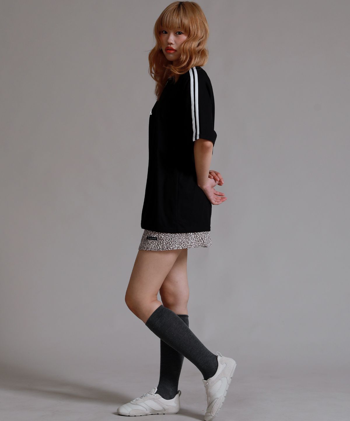 라이크더모스트(LIKE THE MOST) 트랙 래글런 오버핏 반팔 티셔츠_블랙