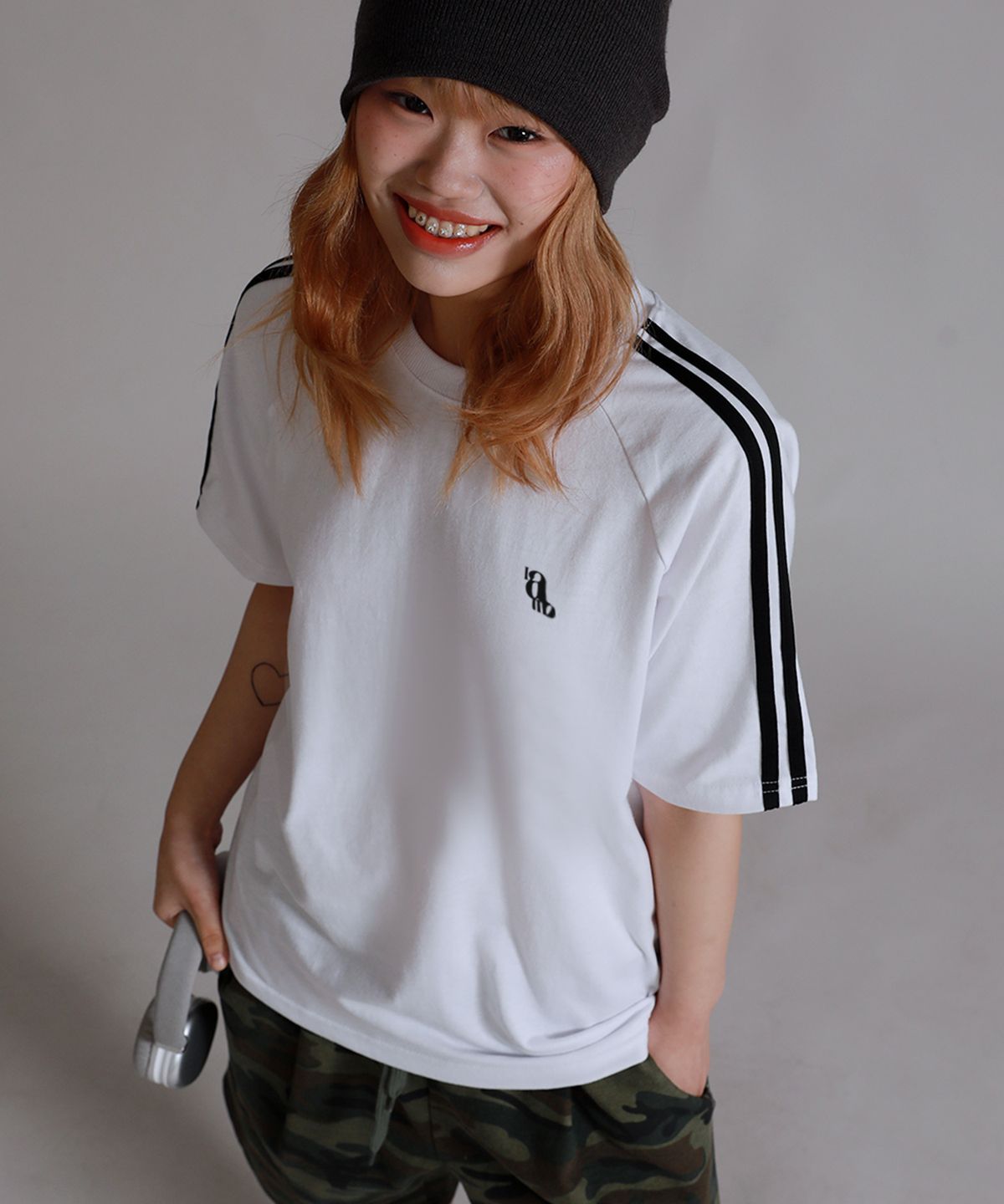 라이크더모스트(LIKE THE MOST) 트랙 래글런 오버핏 반팔 티셔츠_화이트