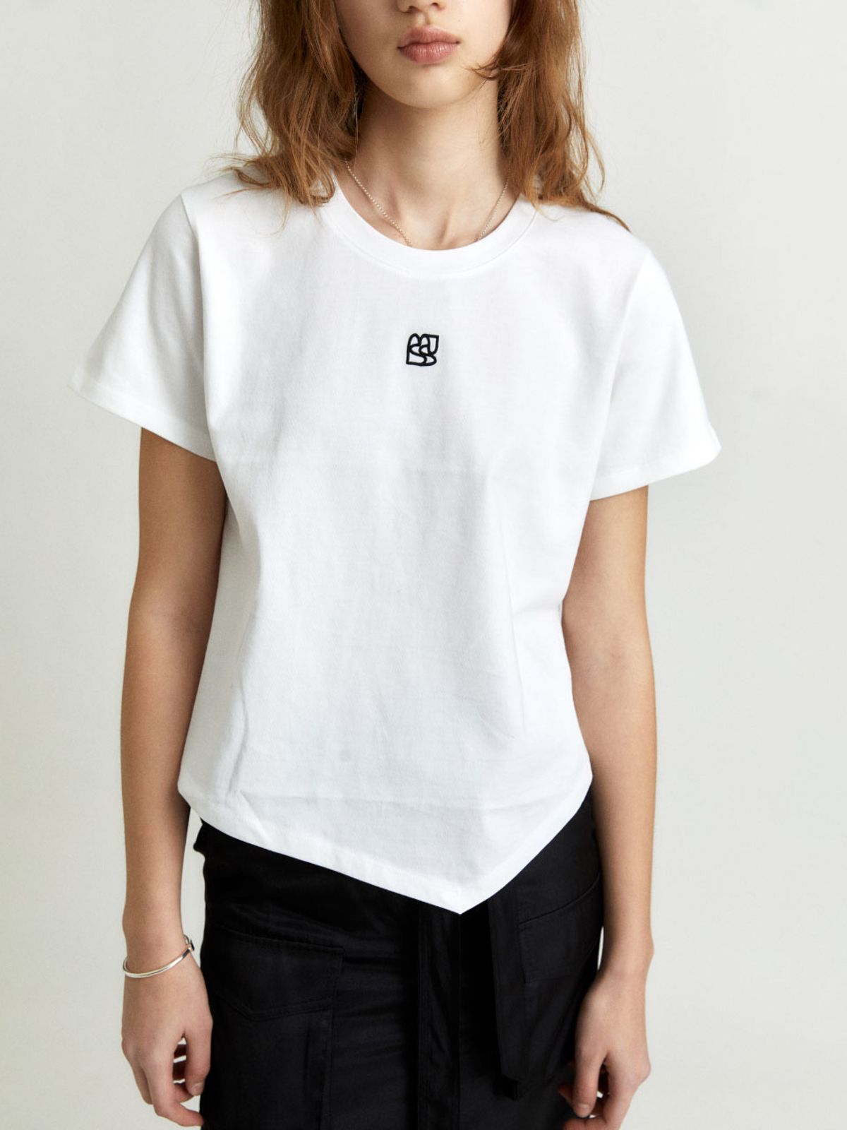 뮤제(MUSEE) KALO Embroidered Unbalanced Hem T-shirt_White