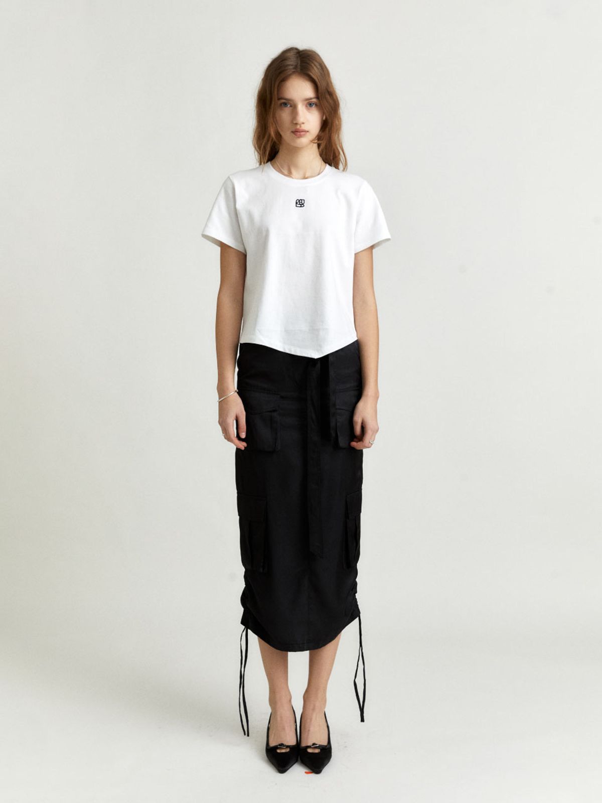 뮤제(MUSEE) KALO Embroidered Unbalanced Hem T-shirt_White