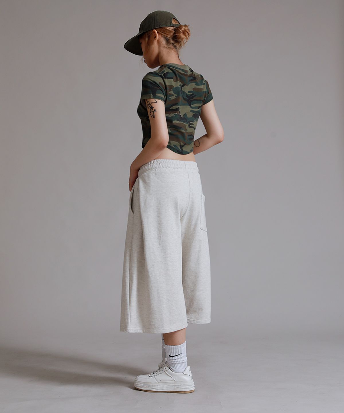 라이크더모스트(LIKE THE MOST) 트레이닝 핀턱 8부 버뮤다 팬츠_오트밀