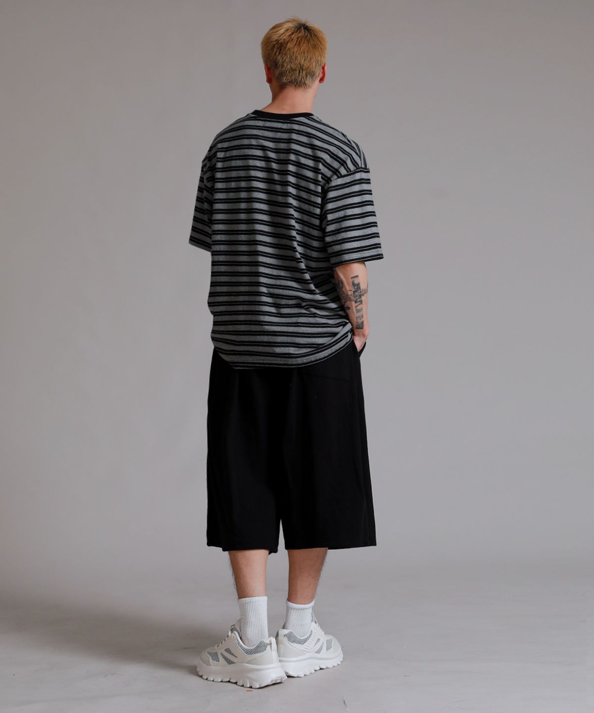 라이크더모스트(LIKE THE MOST) 트레이닝 핀턱 8부 버뮤다 팬츠_블랙