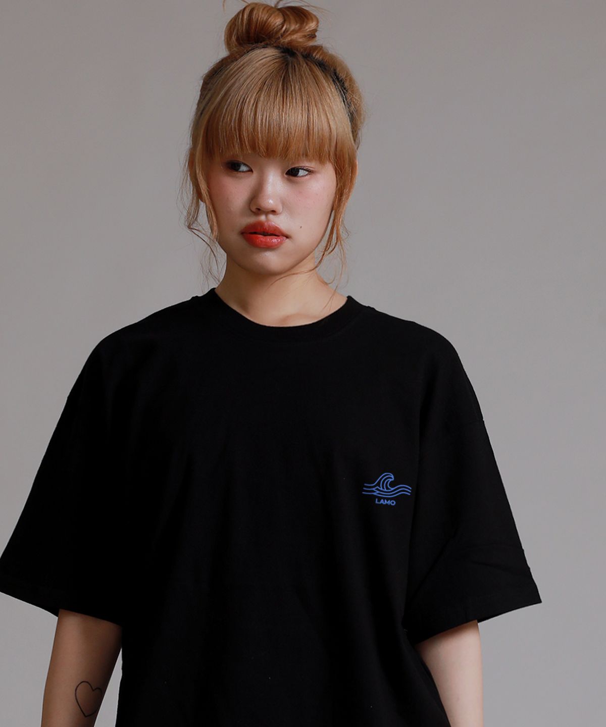 라이크더모스트(LIKE THE MOST) 서핑 라모 오버핏 반팔 티셔츠_블랙