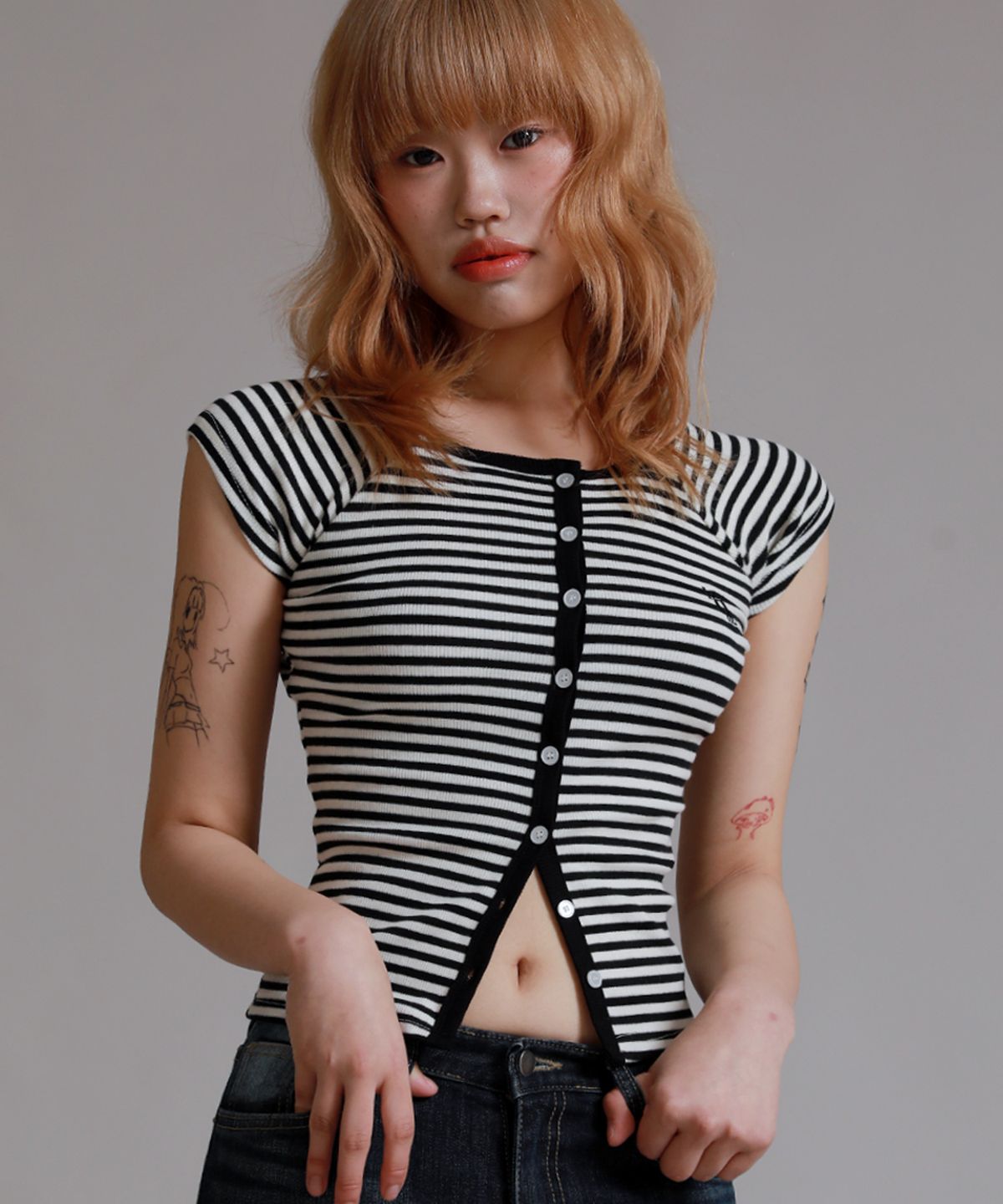 라이크더모스트(LIKE THE MOST) 버튼 스트라이프 슬림핏 래글런 반팔 티셔츠_화이트