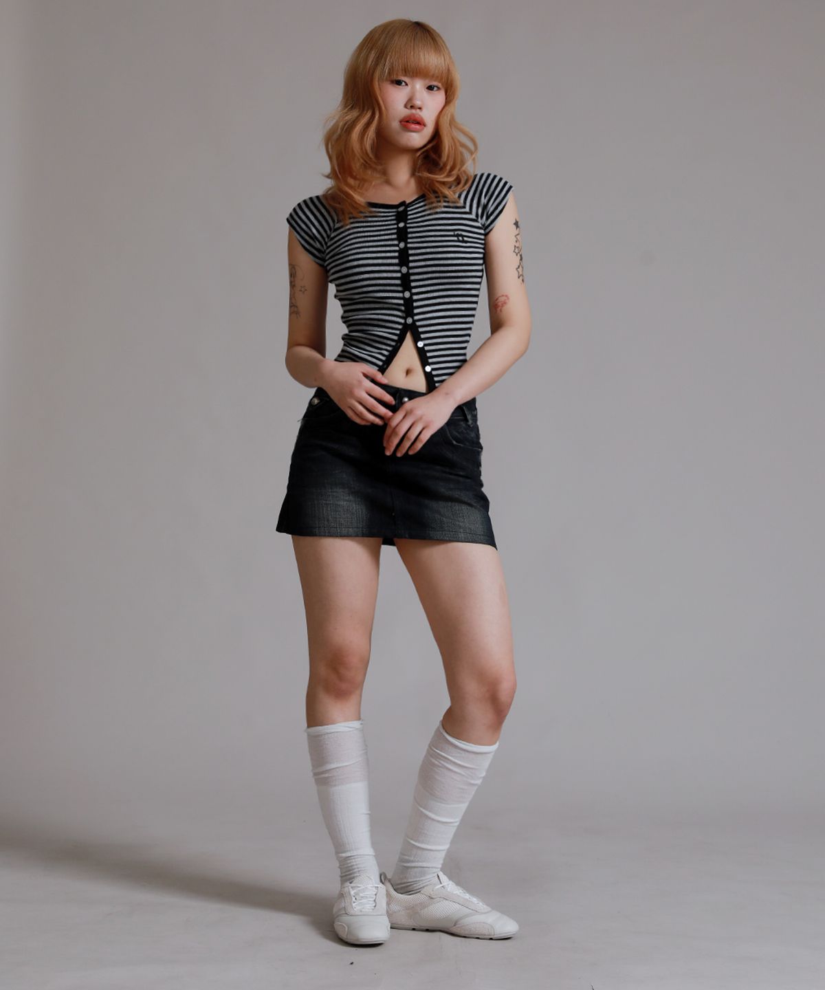라이크더모스트(LIKE THE MOST) 버튼 스트라이프 슬림핏 래글런 반팔 티셔츠_그레이