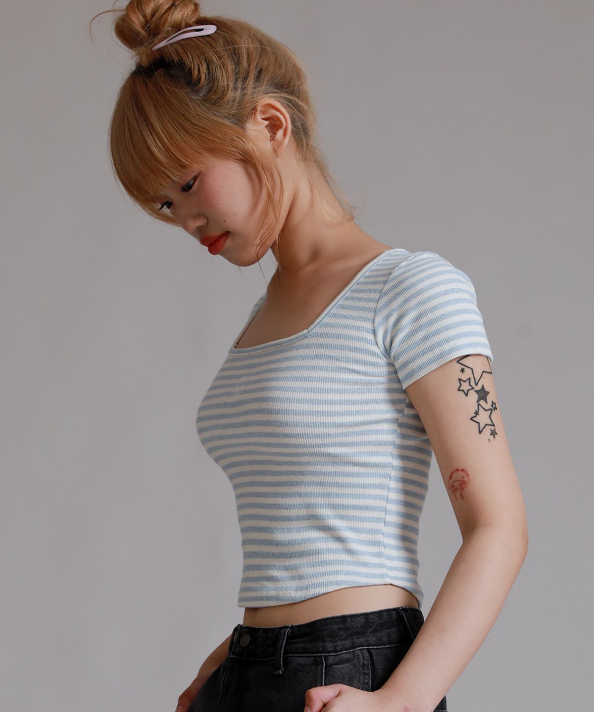 라이크더모스트(LIKE THE MOST) 스트라이프 스퀘어넥 하프 티셔츠_스카이블루