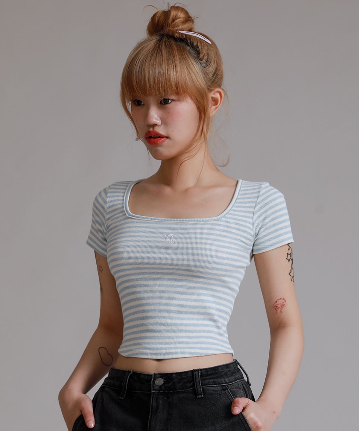 라이크더모스트(LIKE THE MOST) 스트라이프 스퀘어넥 하프 티셔츠_스카이블루