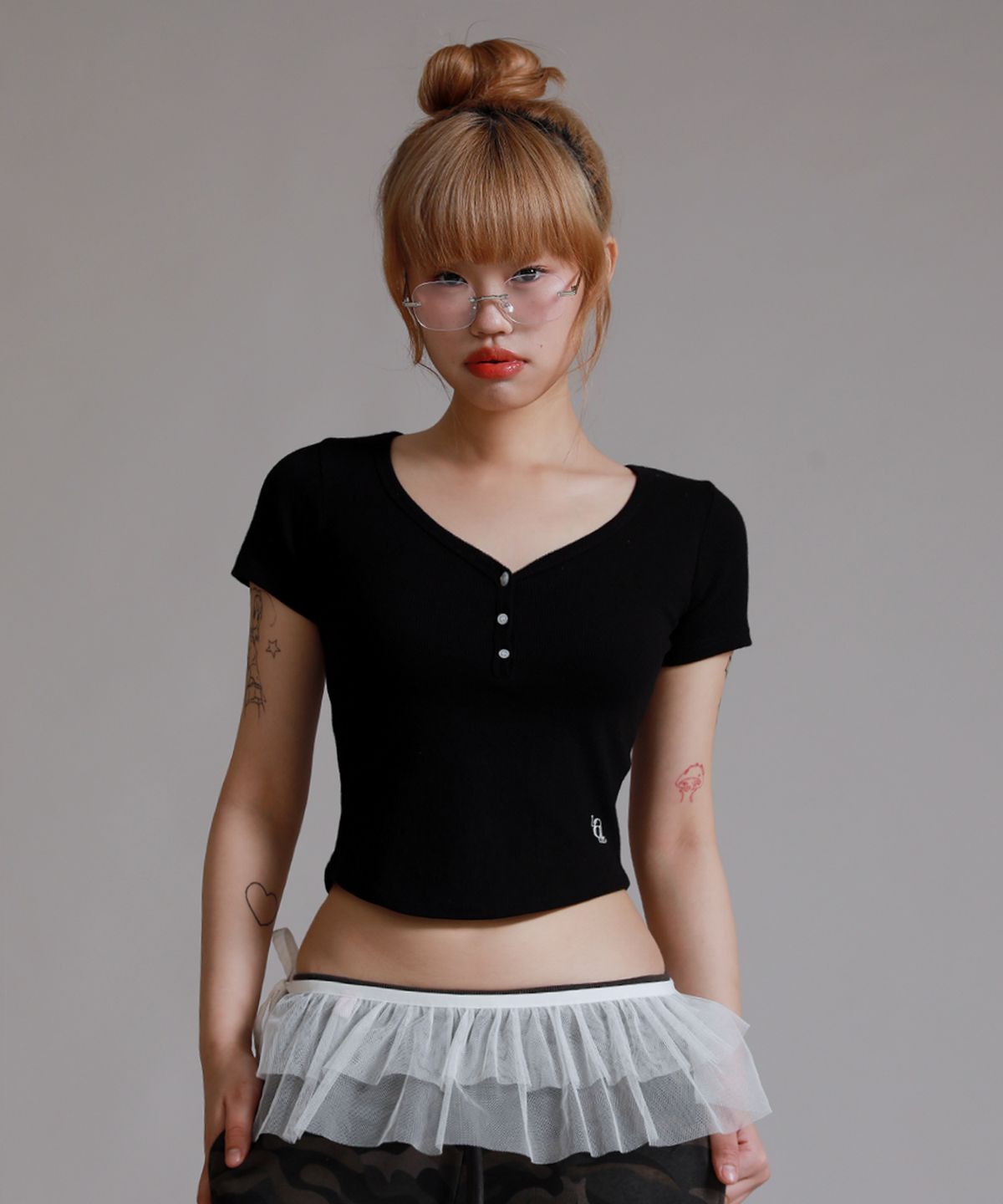 라이크더모스트(LIKE THE MOST) 베이직 버튼 헨리넥 하프 티셔츠_블랙