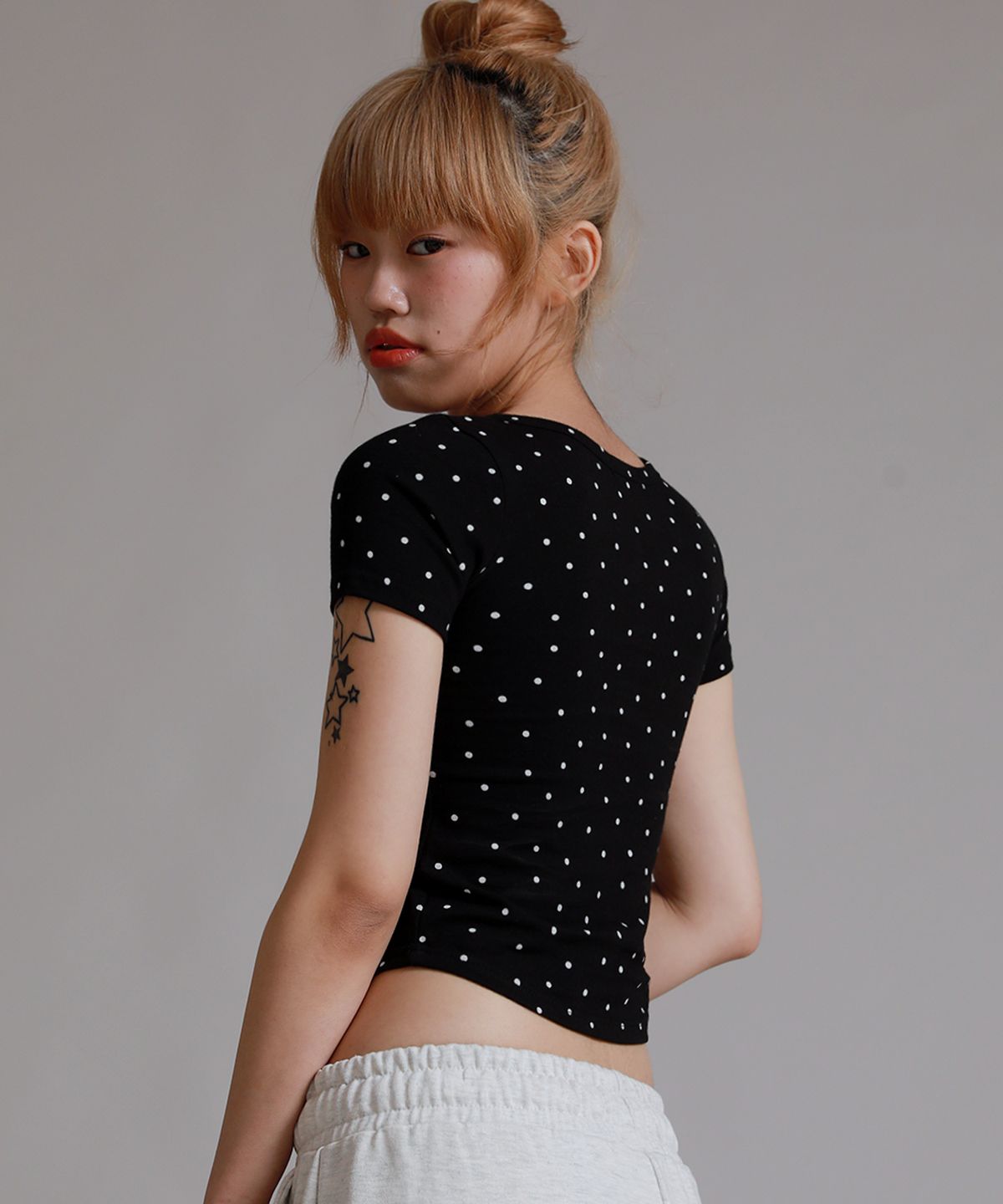 라이크더모스트(LIKE THE MOST) 도트 포인트 헨리넥 하프 티셔츠_블랙