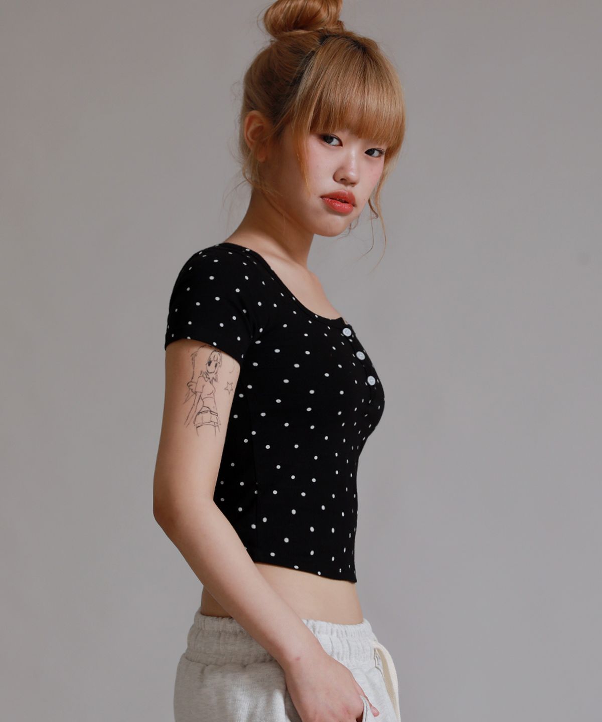 라이크더모스트(LIKE THE MOST) 도트 포인트 헨리넥 하프 티셔츠_블랙