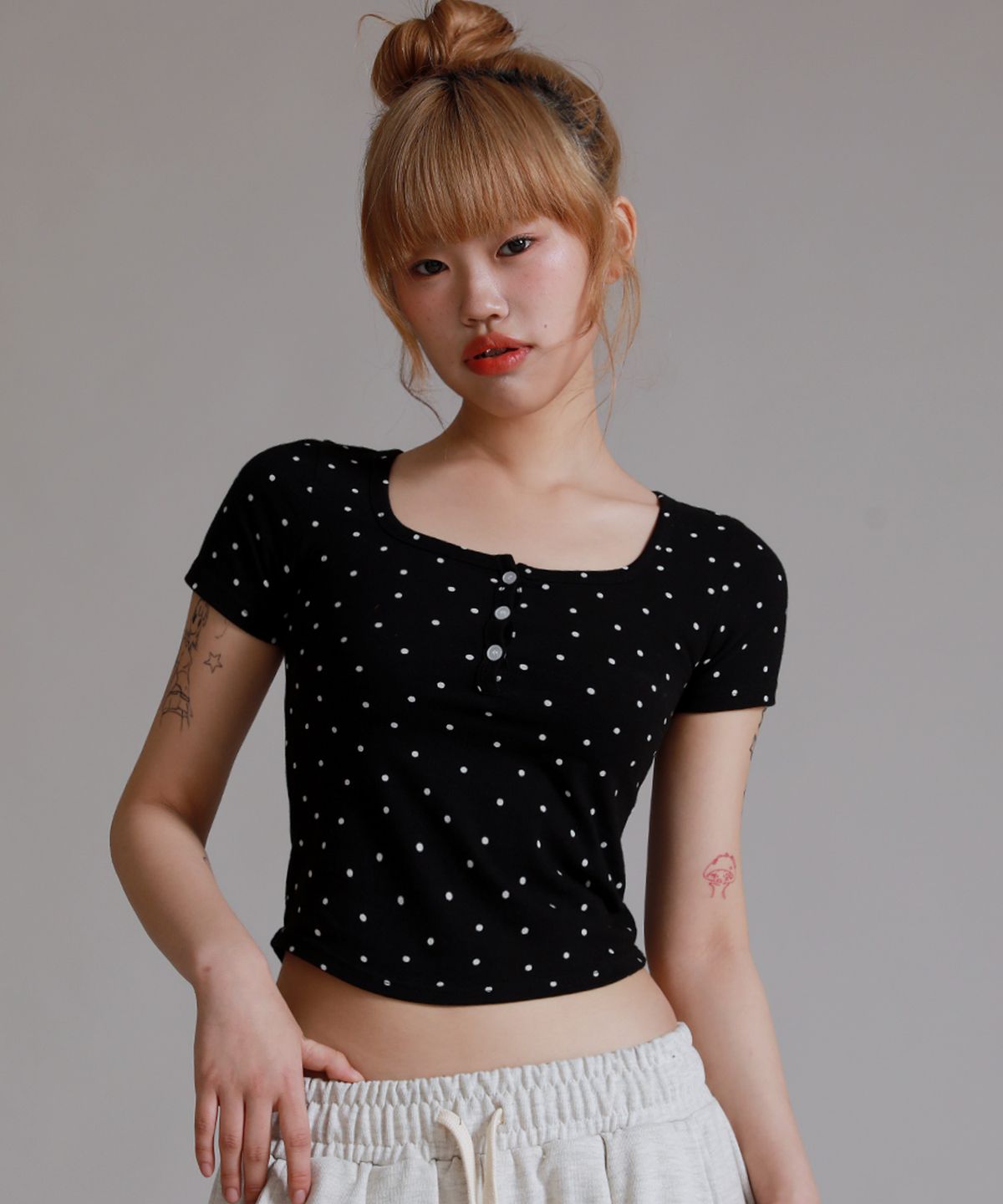 라이크더모스트(LIKE THE MOST) 도트 포인트 헨리넥 하프 티셔츠_블랙