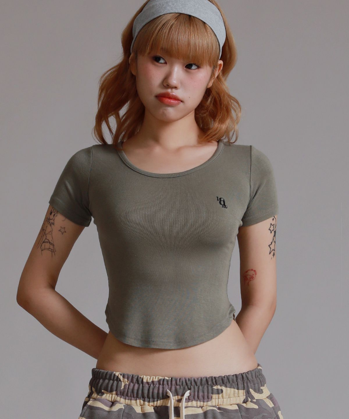 라이크더모스트(LIKE THE MOST) U넥 라운드컷 하프 티셔츠_카키