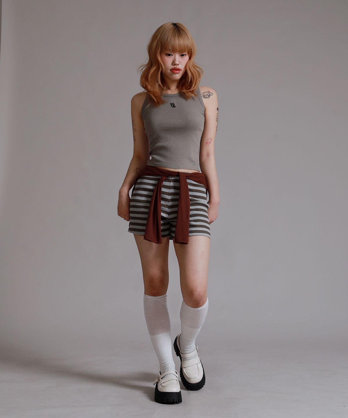 라이크더모스트(LIKE THE MOST) 베이직 자수 골지 슬리브리스_카키