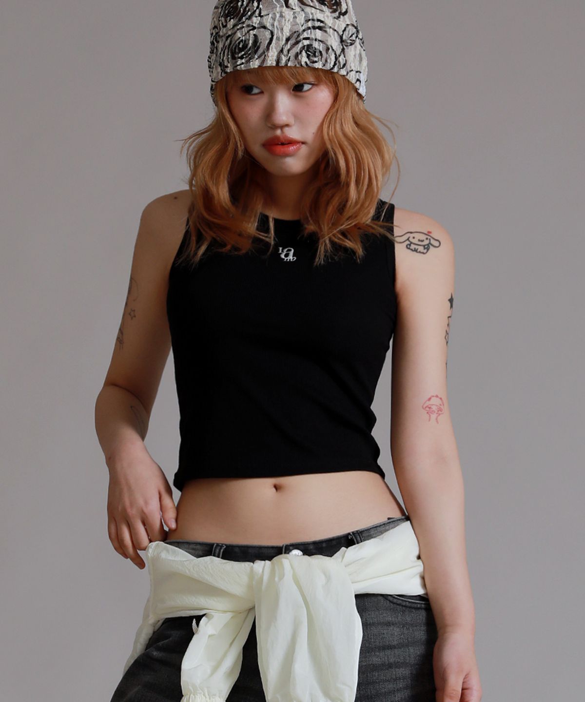 라이크더모스트(LIKE THE MOST) 베이직 자수 골지 슬리브리스_블랙