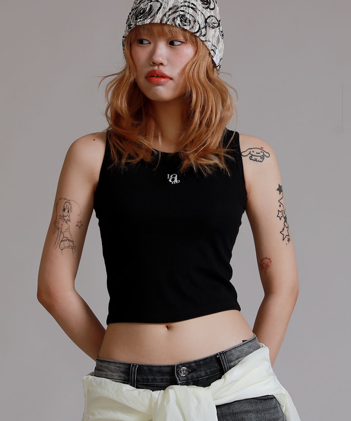 라이크더모스트(LIKE THE MOST) 베이직 자수 골지 슬리브리스_블랙