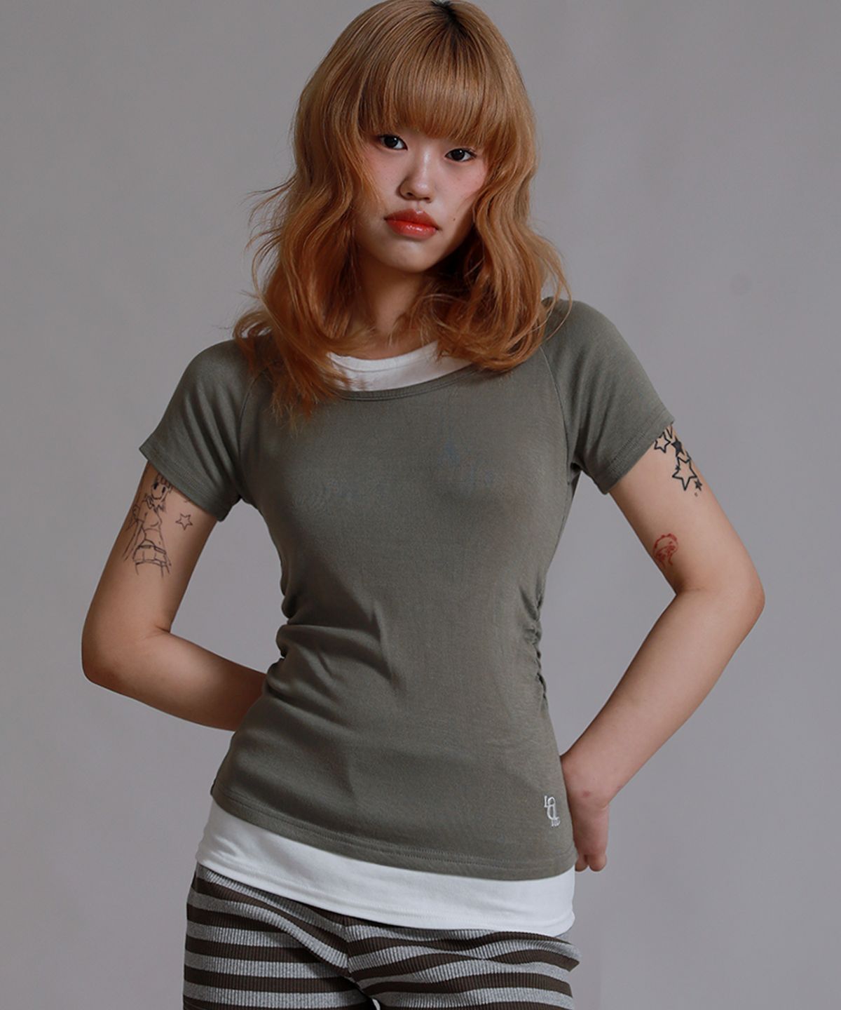 라이크더모스트(LIKE THE MOST) 셔링 포인트 오프 레이어드 반팔 티셔츠_카키