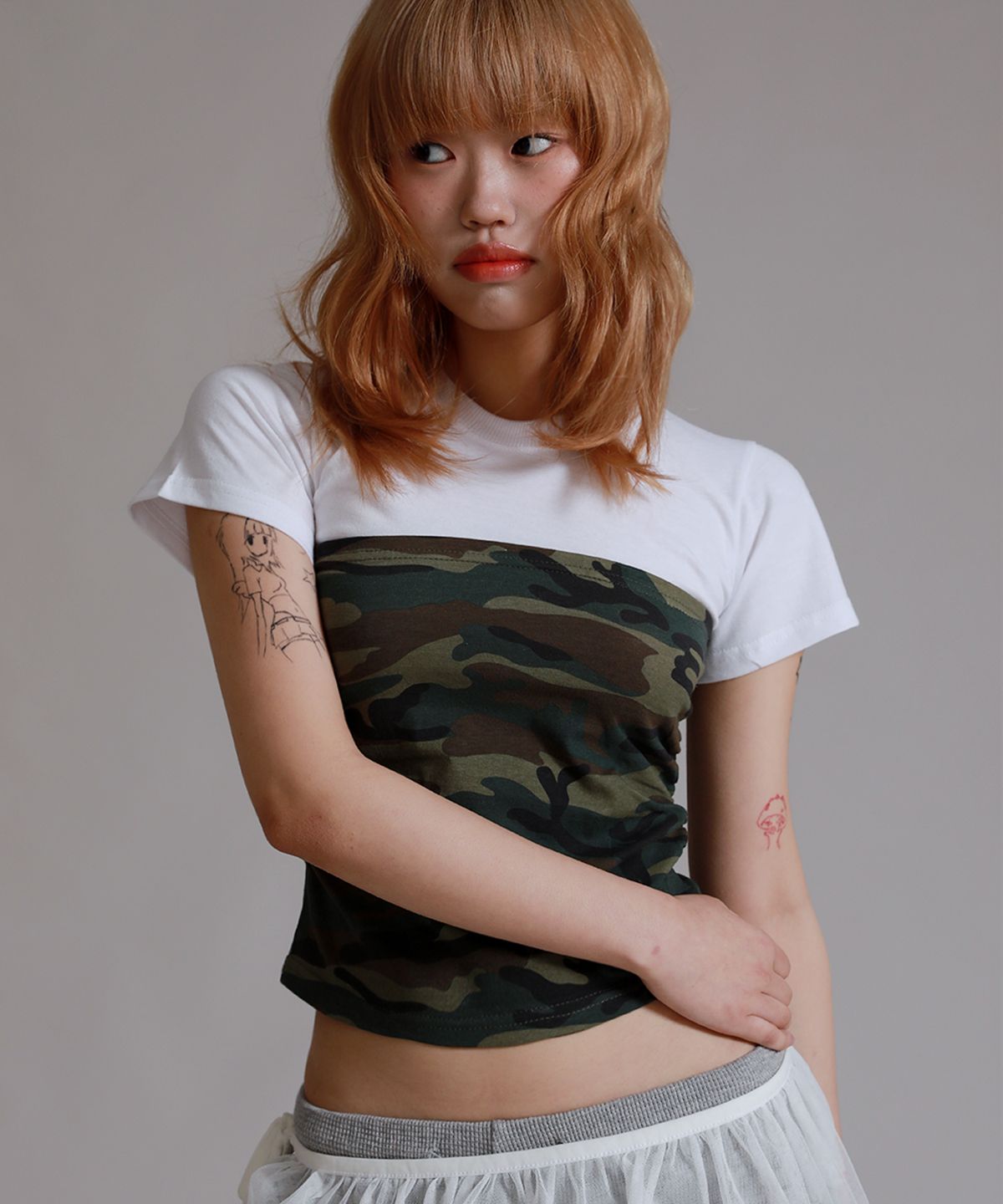 라이크더모스트(LIKE THE MOST) 셔링 하프 카모 포인트 반팔 티셔츠_화이트