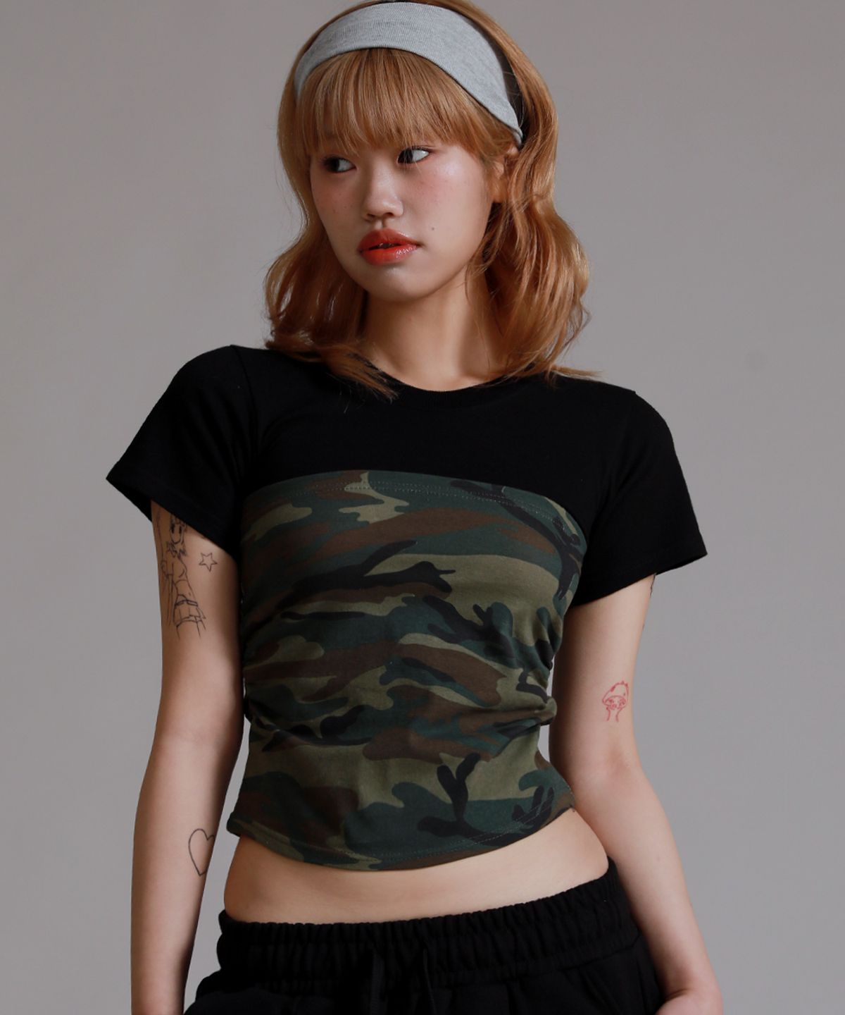 라이크더모스트(LIKE THE MOST) 셔링 하프 카모 포인트 반팔 티셔츠_블랙