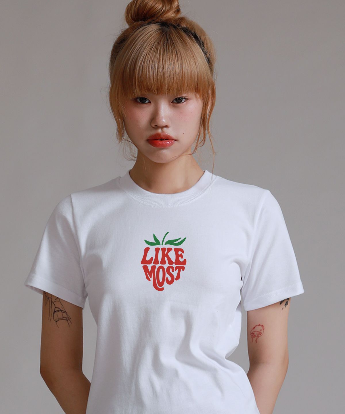 라이크더모스트(LIKE THE MOST) 스트로베리 레터링 레귤러 반팔 티셔츠_화이트