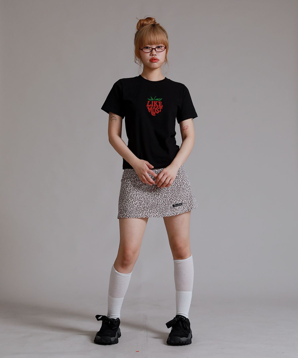 라이크더모스트(LIKE THE MOST) 스트로베리 레터링 레귤러 반팔 티셔츠_블랙