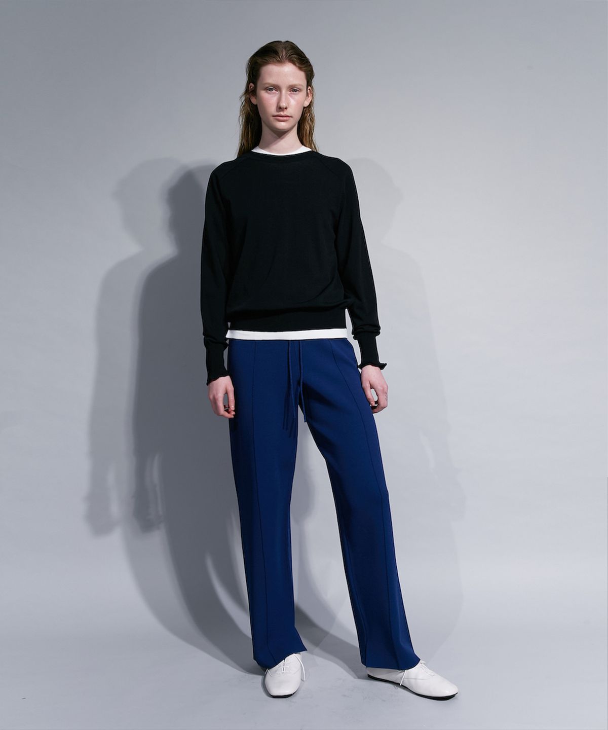 매기(MAGGIE) Shiny V-neck Pullover (Black)