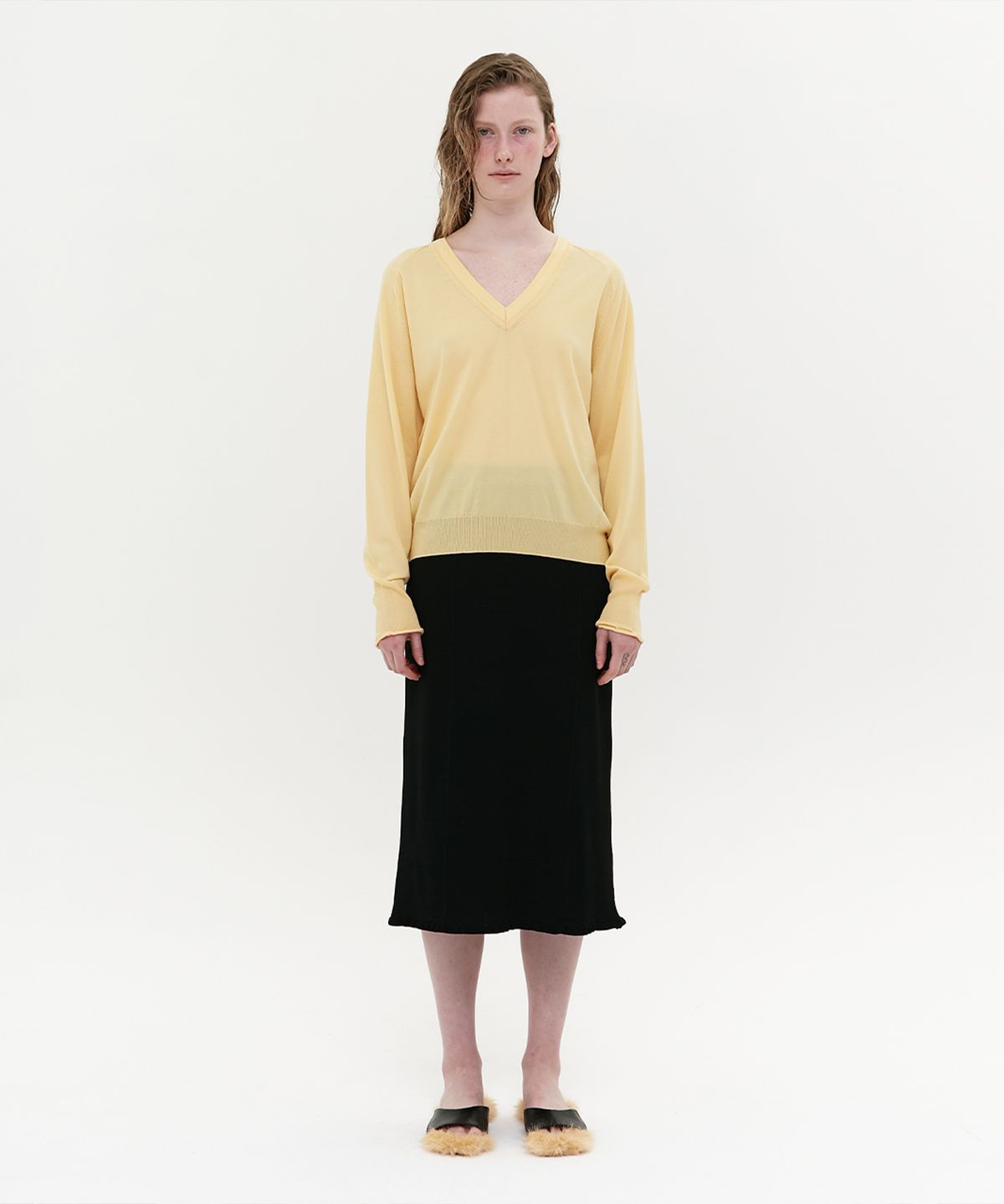 매기(MAGGIE) Shiny V-neck Pullover (Yellow)