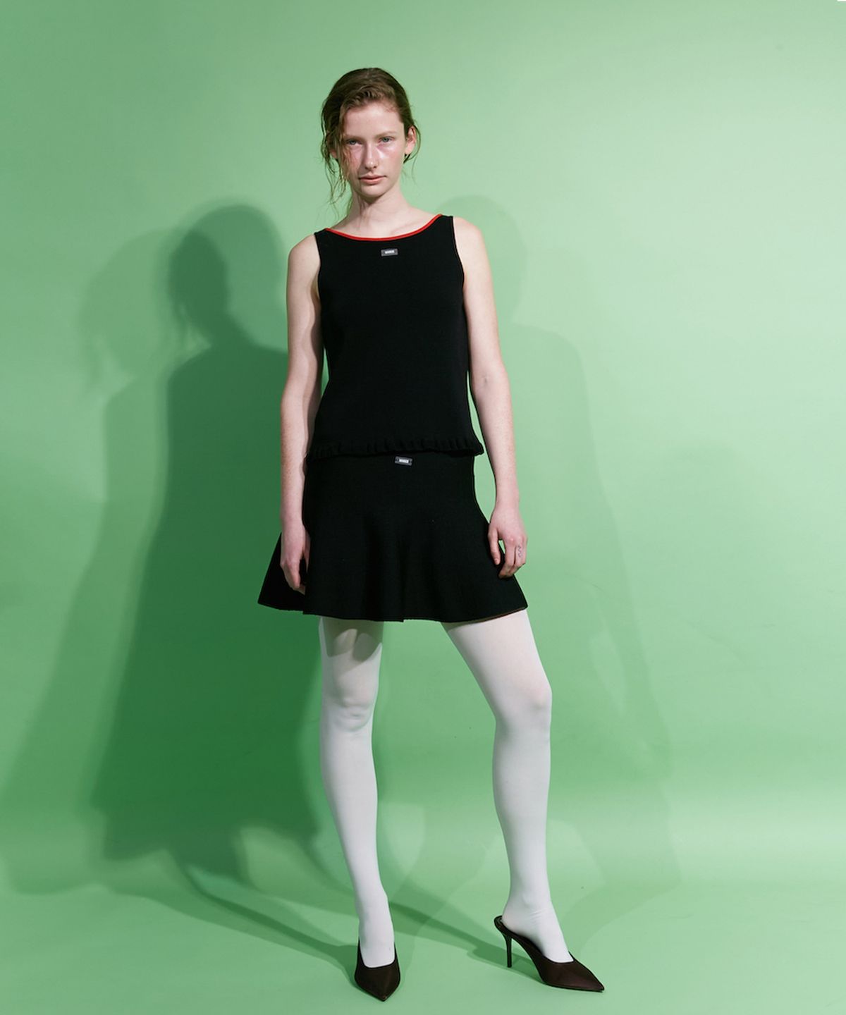 매기(MAGGIE) Frill Sleeveless (Black)