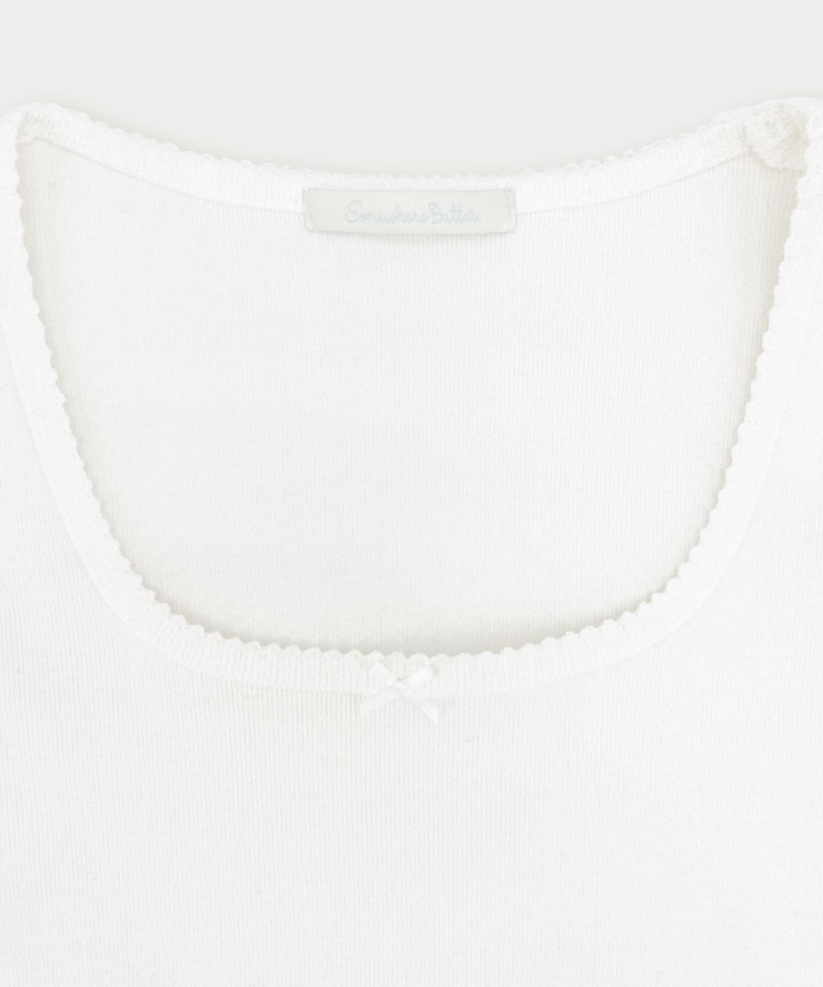 썸웨어버터(SOMEWHEREBUTTER) Ribbon Square Top - Ivory