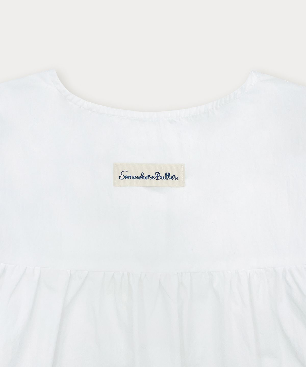 썸웨어버터(SOMEWHEREBUTTER) Shell Button Round Shirt - Ivory