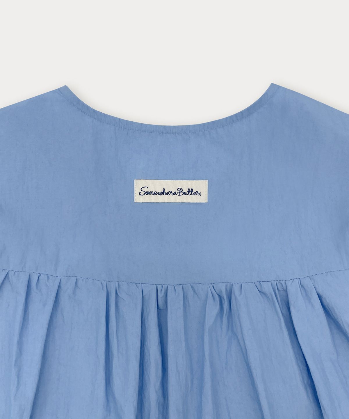 썸웨어버터(SOMEWHEREBUTTER) Shell Button Round Shirt - Blue