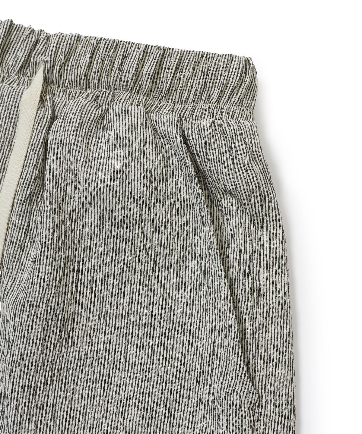 아모우(AMOU) Wrinkle stripe shorts black
