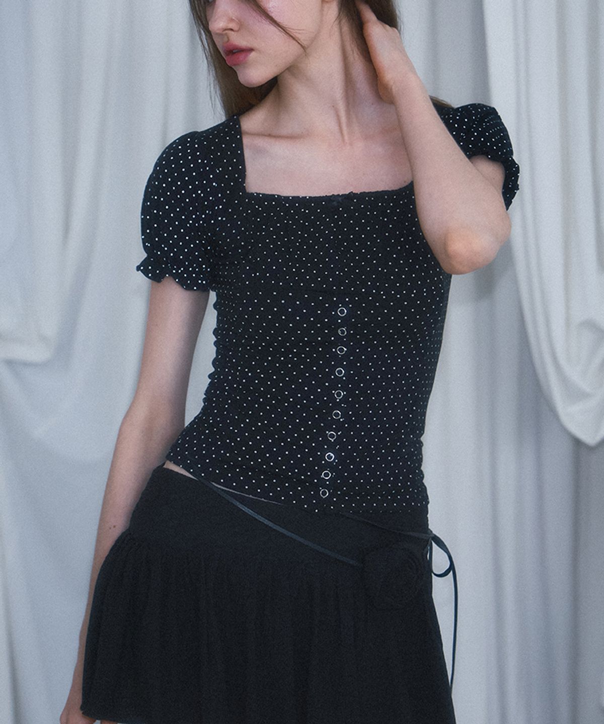로제프란츠(ROSEFRANTZ) Dot Puff shirring T-shirt [Black]