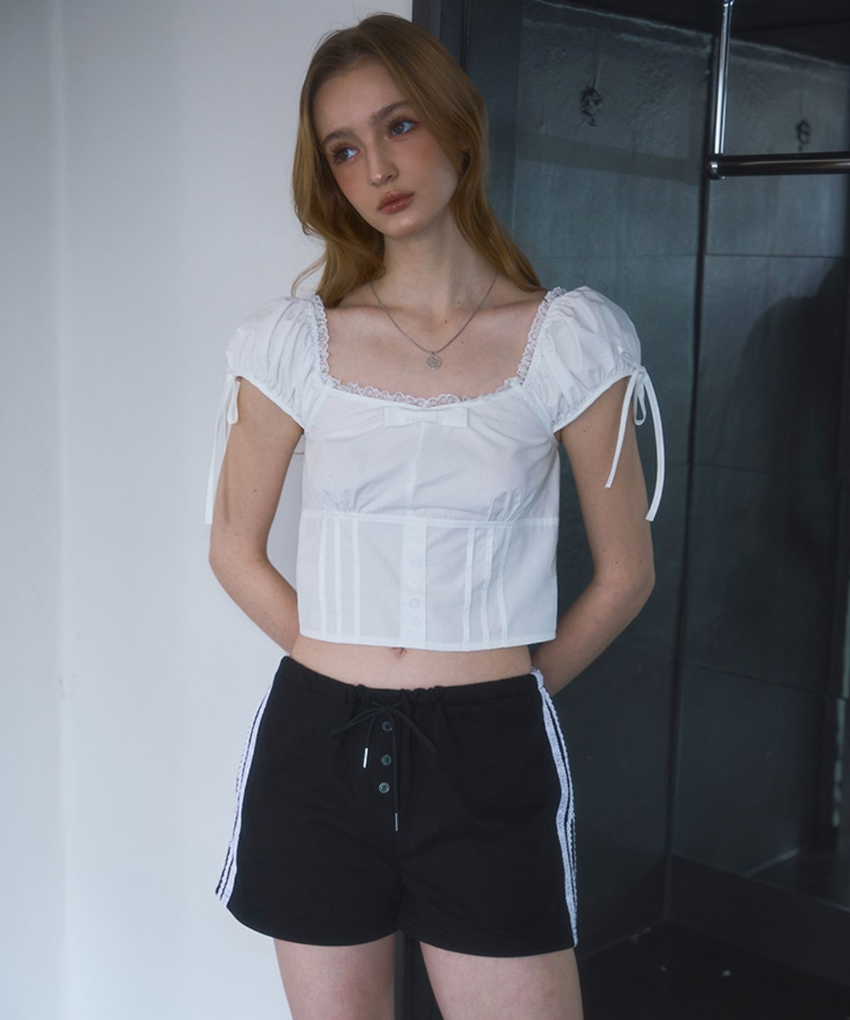 로제프란츠(ROSEFRANTZ) Ribbon Pintuck Crop Blouse [White]