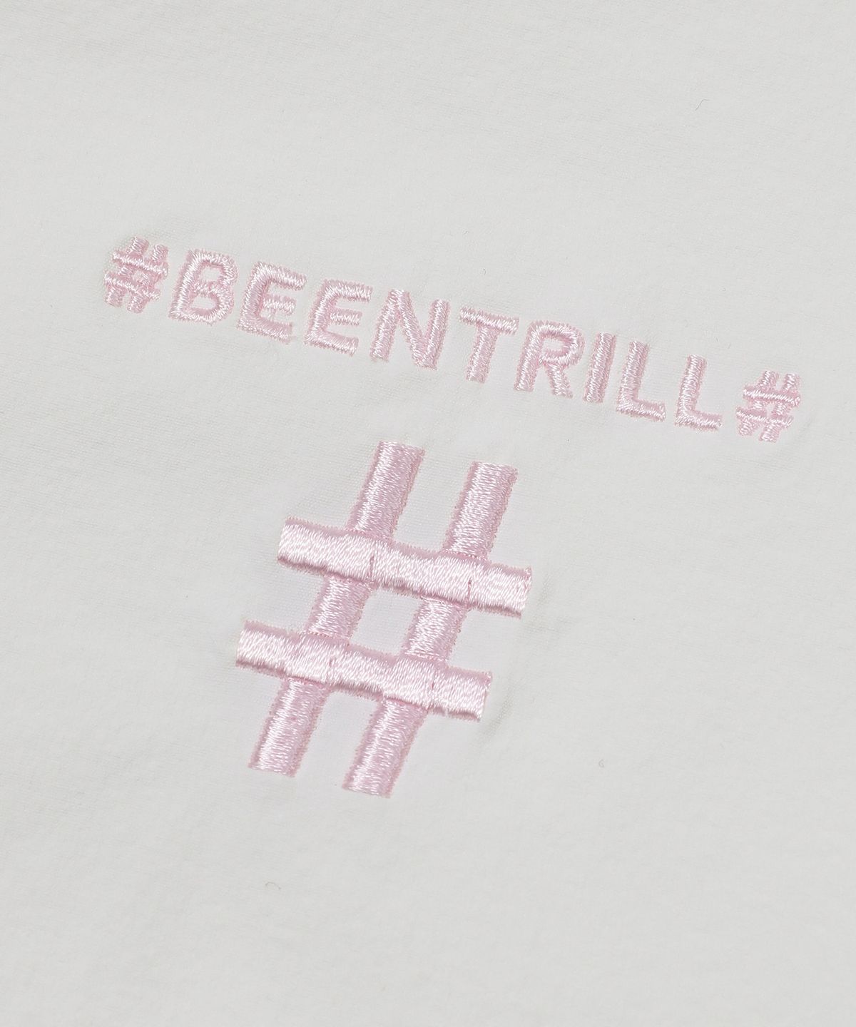 빈트릴 뉴욕(BEENTRILL NEWYORK) 우먼즈 스프레이 로고 우븐 아노락 점퍼(오프화이트)