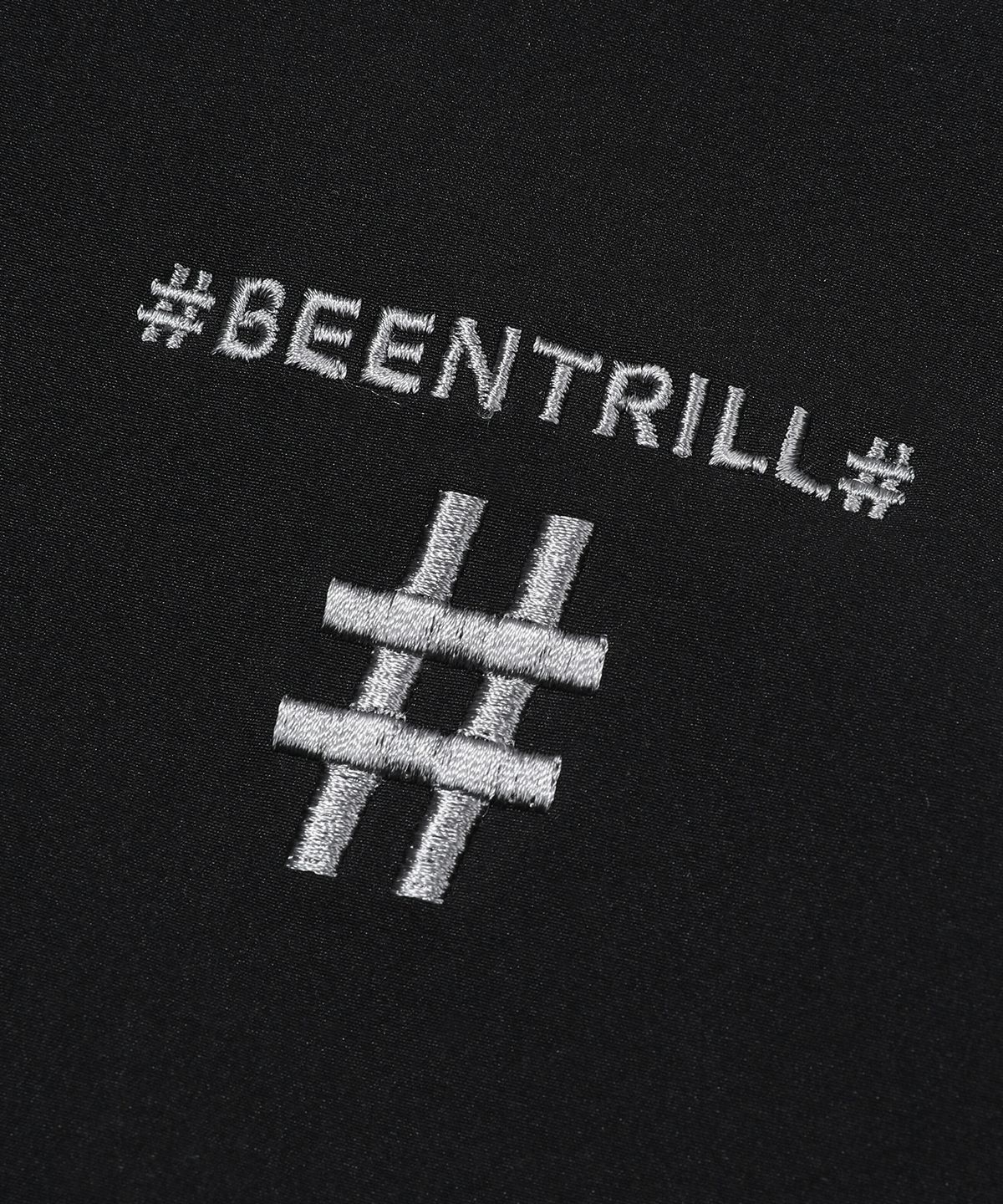 빈트릴 뉴욕(BEENTRILL NEWYORK) 우먼즈 스프레이 로고 우븐 아노락 점퍼(블랙)