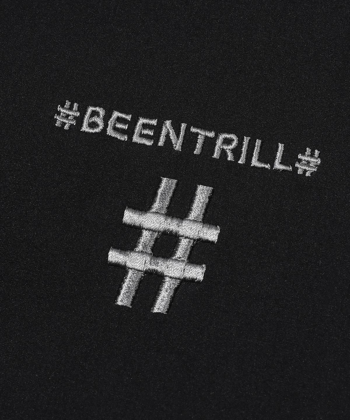 빈트릴(BEENTRILL) 스프레이 로고 우븐 아노락 점퍼(블랙)