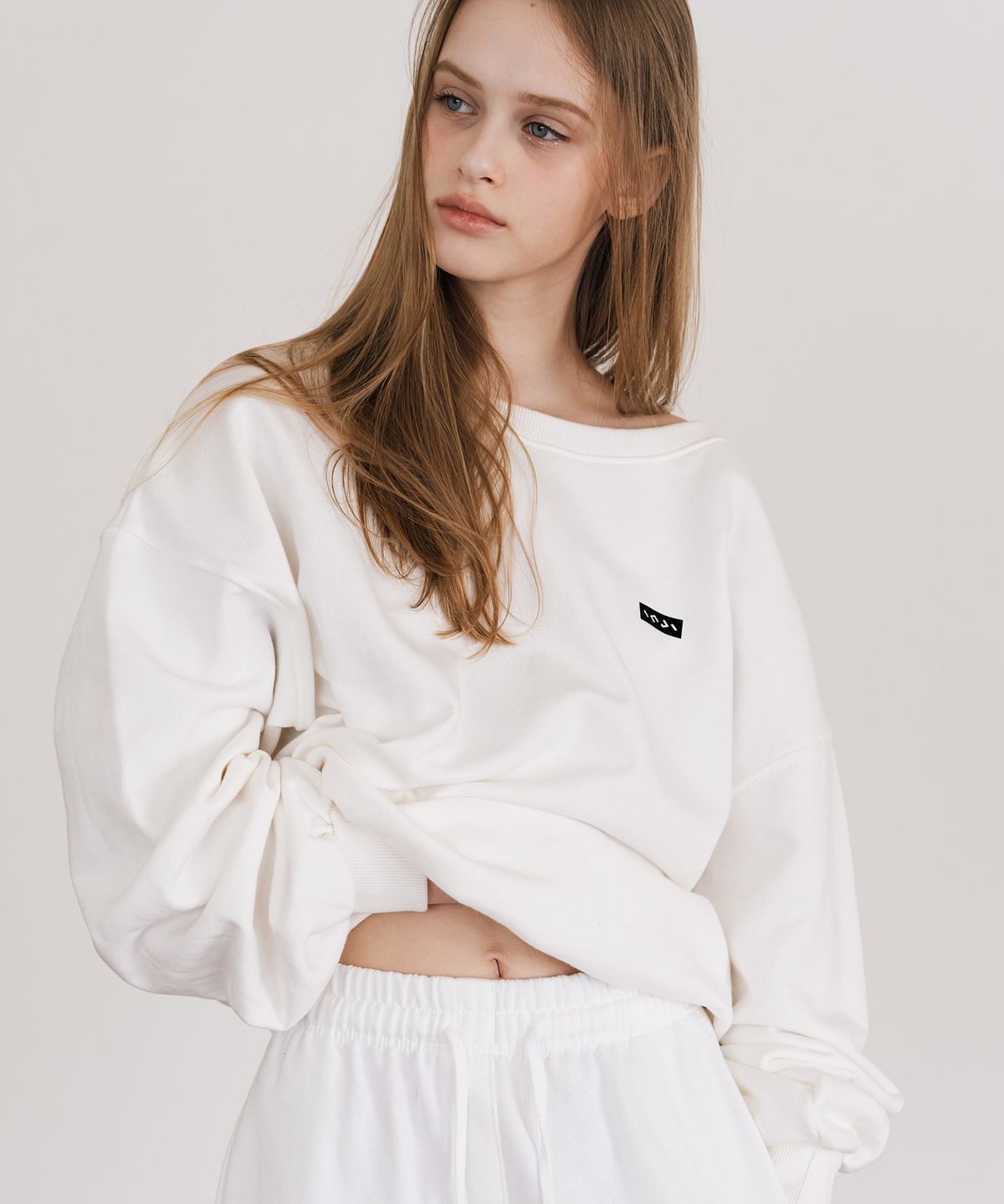 인지액티브(INJIACTIVE) Small Logo Sweatshirts 아이보리