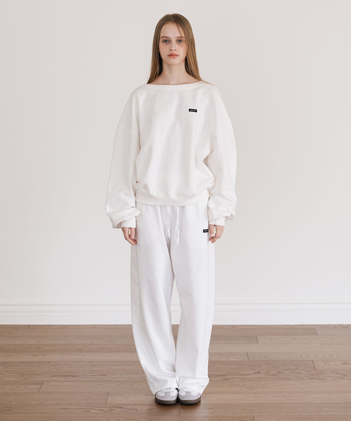 인지액티브(INJIACTIVE) Small Logo Sweatshirts 아이보리