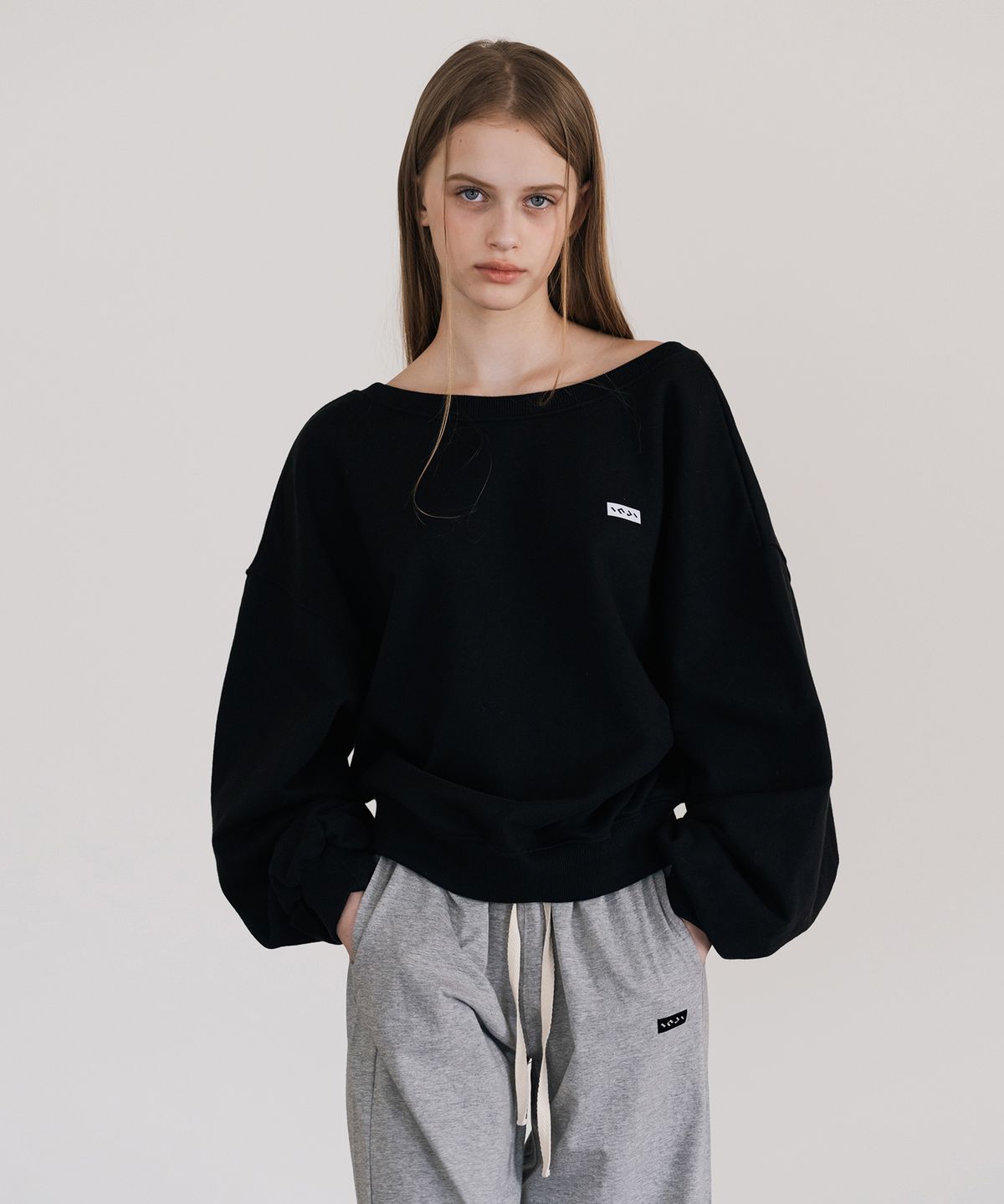 인지액티브(INJIACTIVE) Small Logo Sweatshirts 블랙