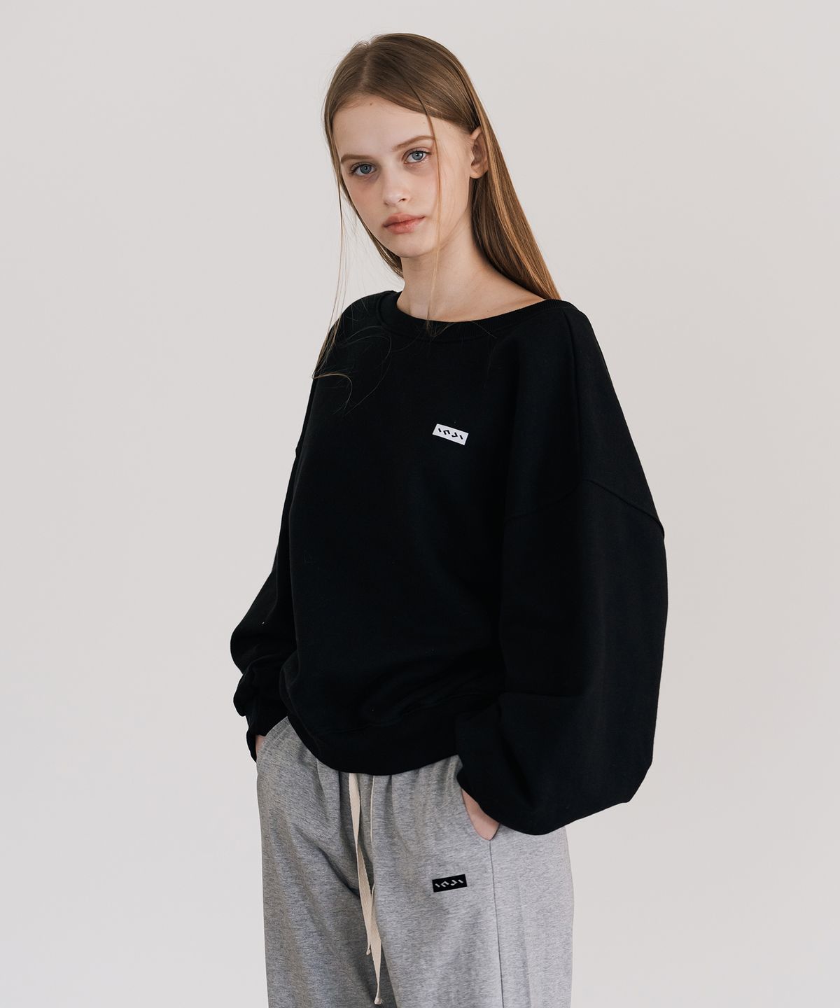 인지액티브(INJIACTIVE) Small Logo Sweatshirts 블랙