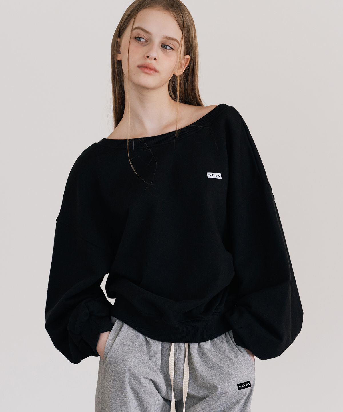 인지액티브(INJIACTIVE) Small Logo Sweatshirts 블랙