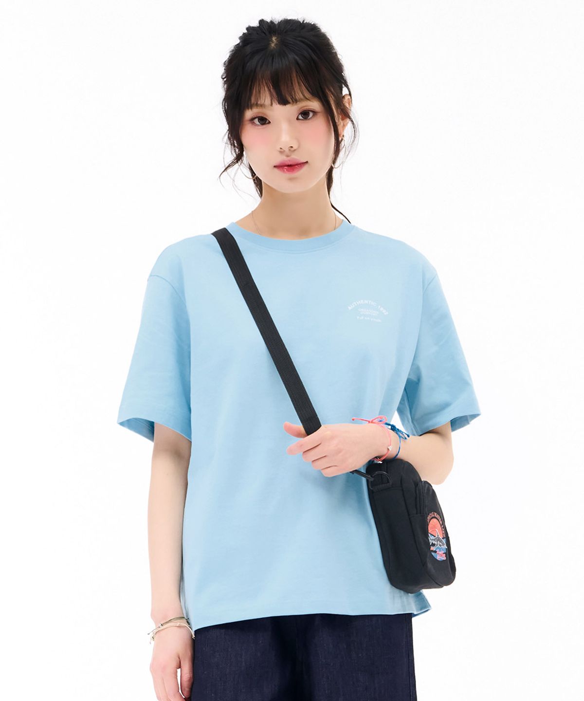 체이스컬트(CHASECULT) 공용 가슴 그래픽 반팔 티셔츠-스카이블루