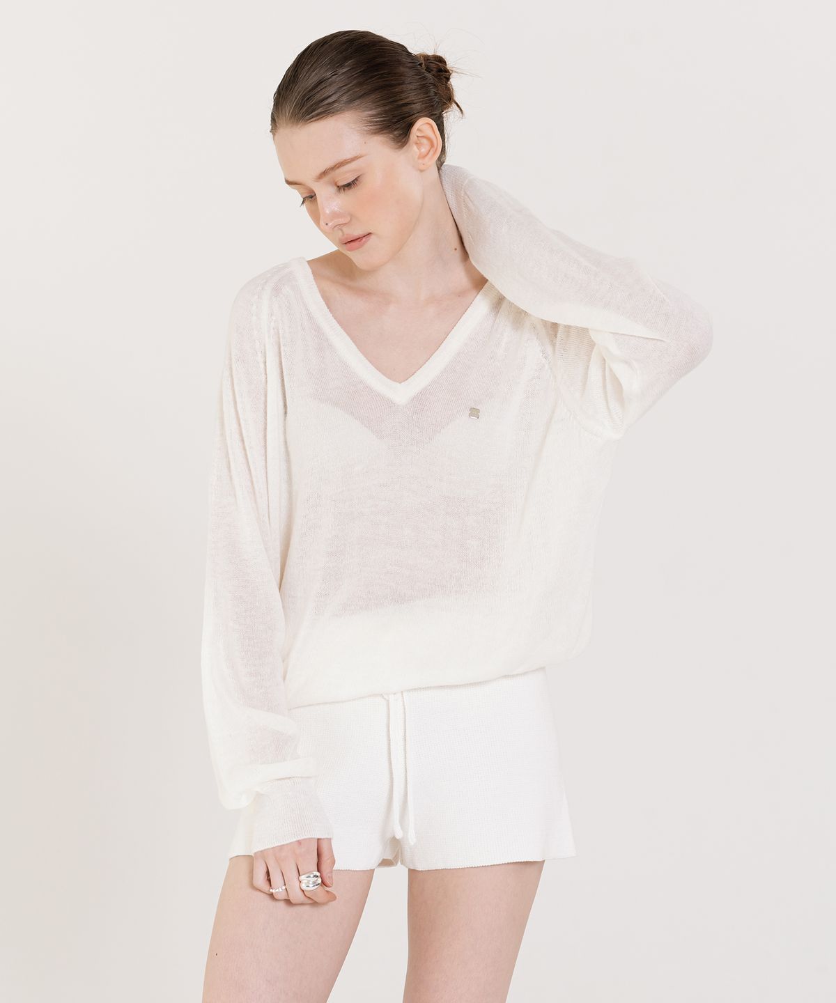 인지액티브(INJIACTIVE) See-through Metal logo Sleeve Knit 아이보리