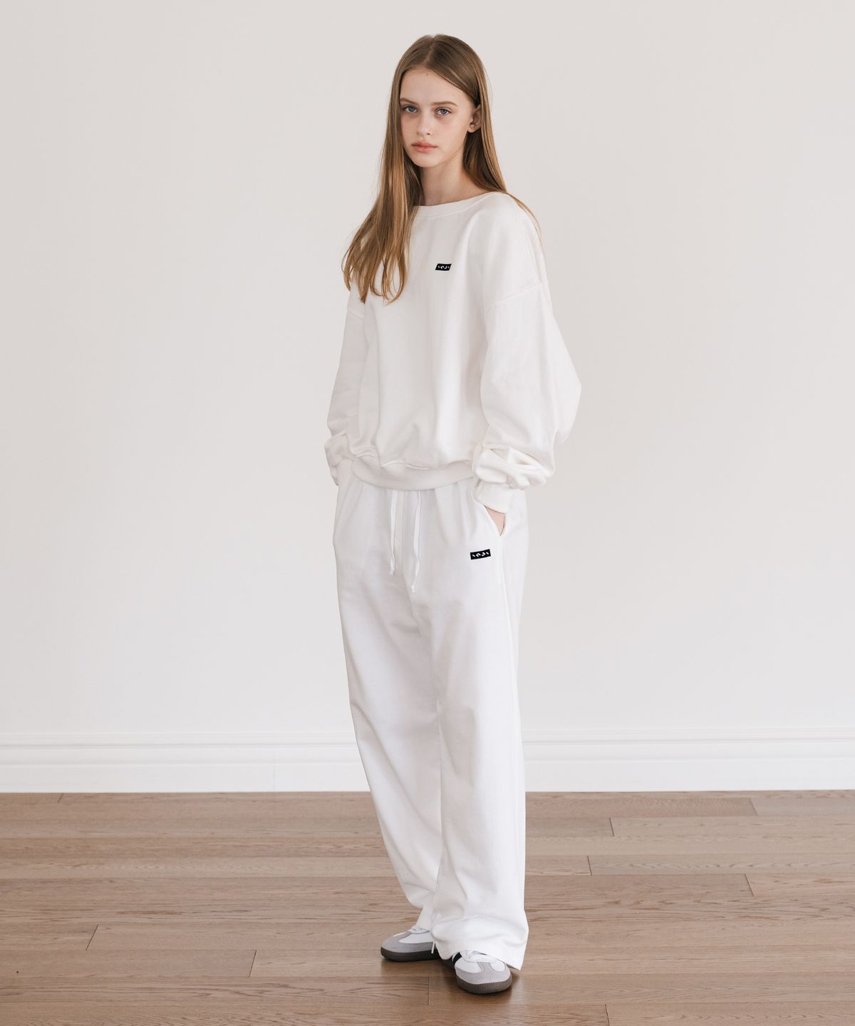 인지액티브(INJIACTIVE) Semi Wide Logo Sweatpants 화이트